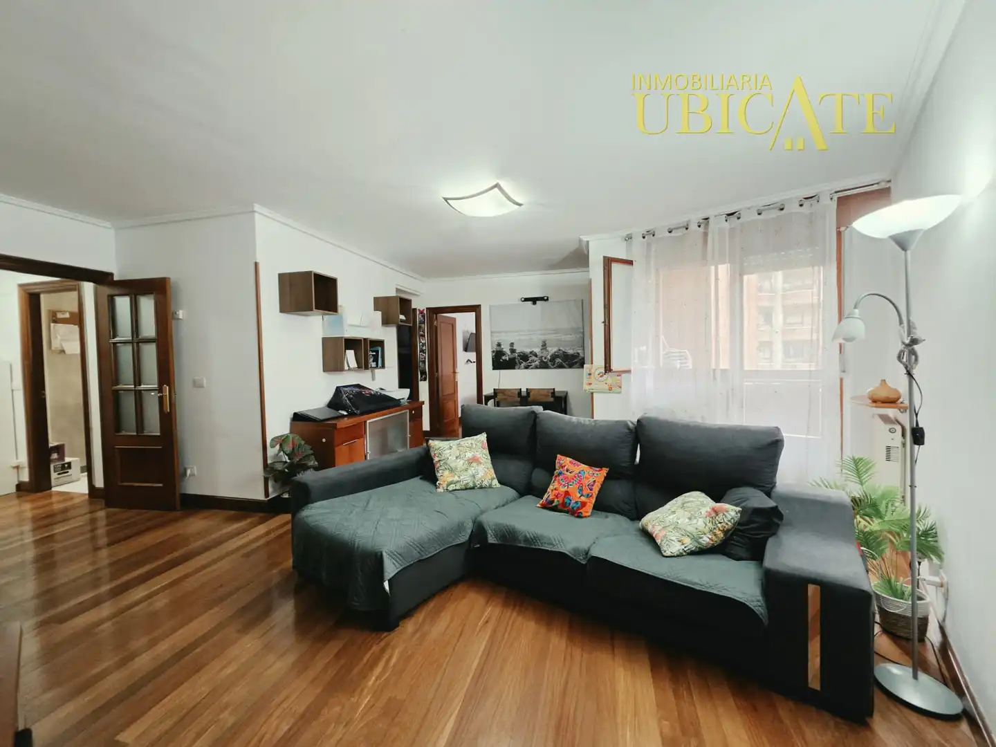 Sala de estar de Piso en venta en Castro-Urdiales con Calefacción, Parquet y Trastero
