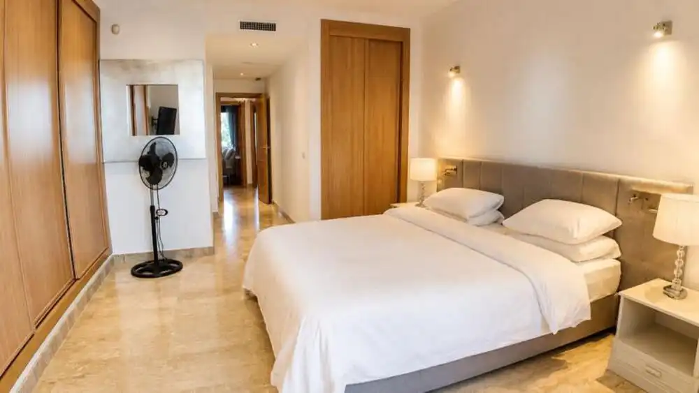 Dormitori de Apartament de lloguer en Estepona amb Aire condicionat, Terrassa i Traster