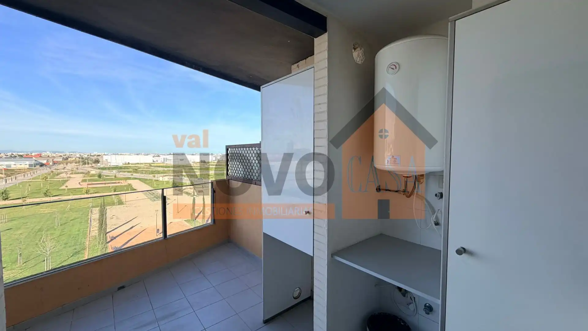 Balcony of Flat for sale in Silla  with Air Conditioner and Storage room