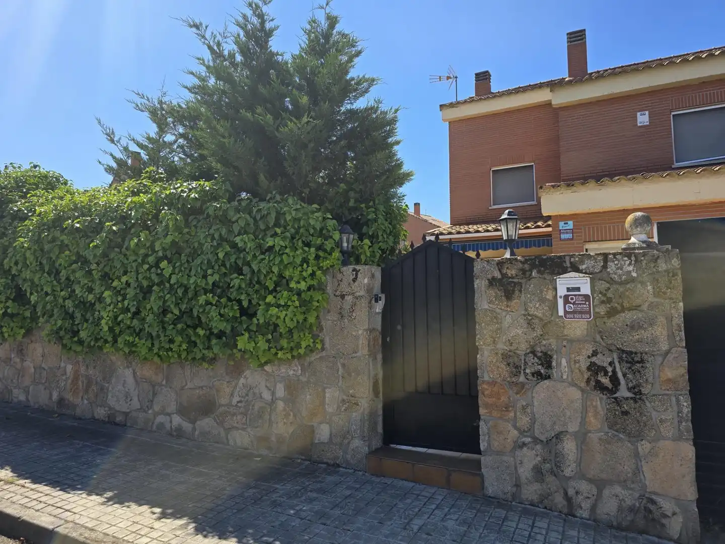 Exterior view of Houses for sale in Moraleja de Enmedio
