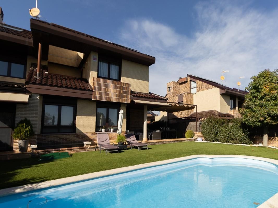 Swimming pool of Single-family semi-detached for sale in Villanueva de la Cañada  with Air Conditioner, Private garden and Terrace