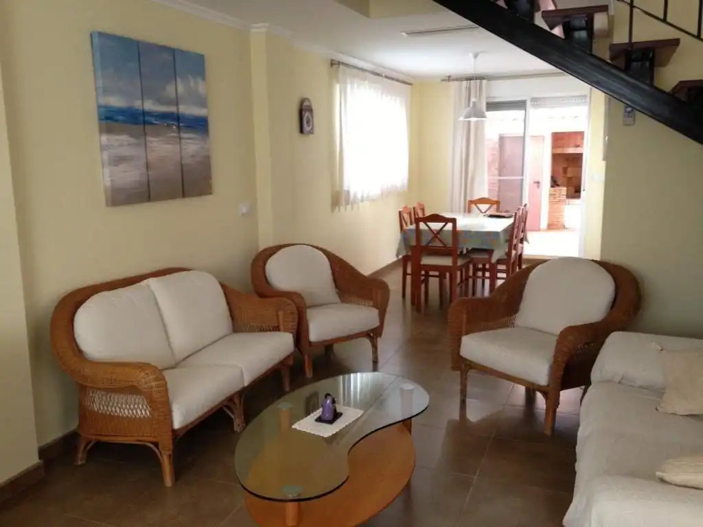 Wohnzimmer von Einfamilien-Reihenhaus zur Miete in Cullera mit Klimaanlage, Terrasse und Abstellraum