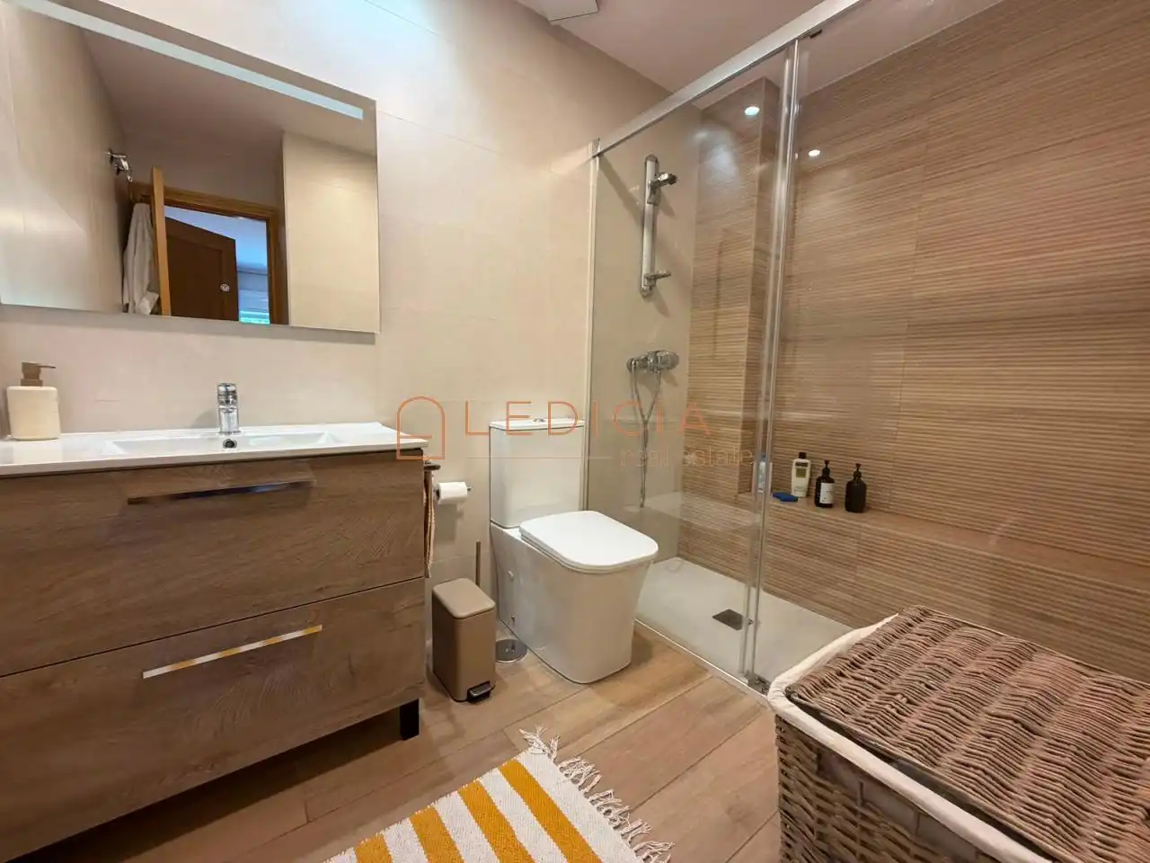 Badezimmer von Wohnung zur Miete in Vigo  mit Heizung, Abstellraum und Möbliert