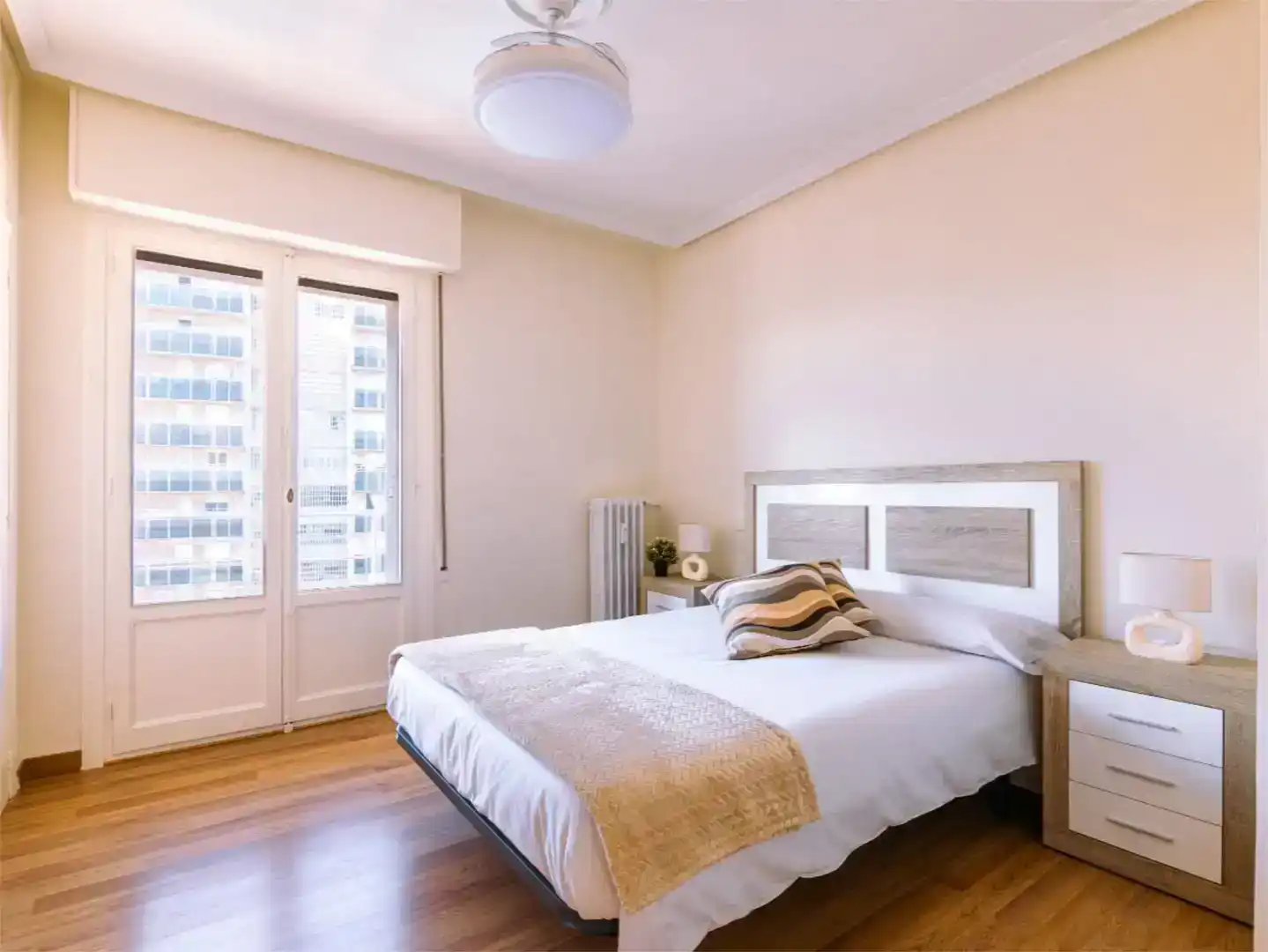 Schlafzimmer von Wohnung zur Miete in Haro mit Balkon