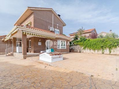 Vista exterior de Casa o xalet en venda en Guadarrama amb Aire condicionat, Calefacció i Terrassa