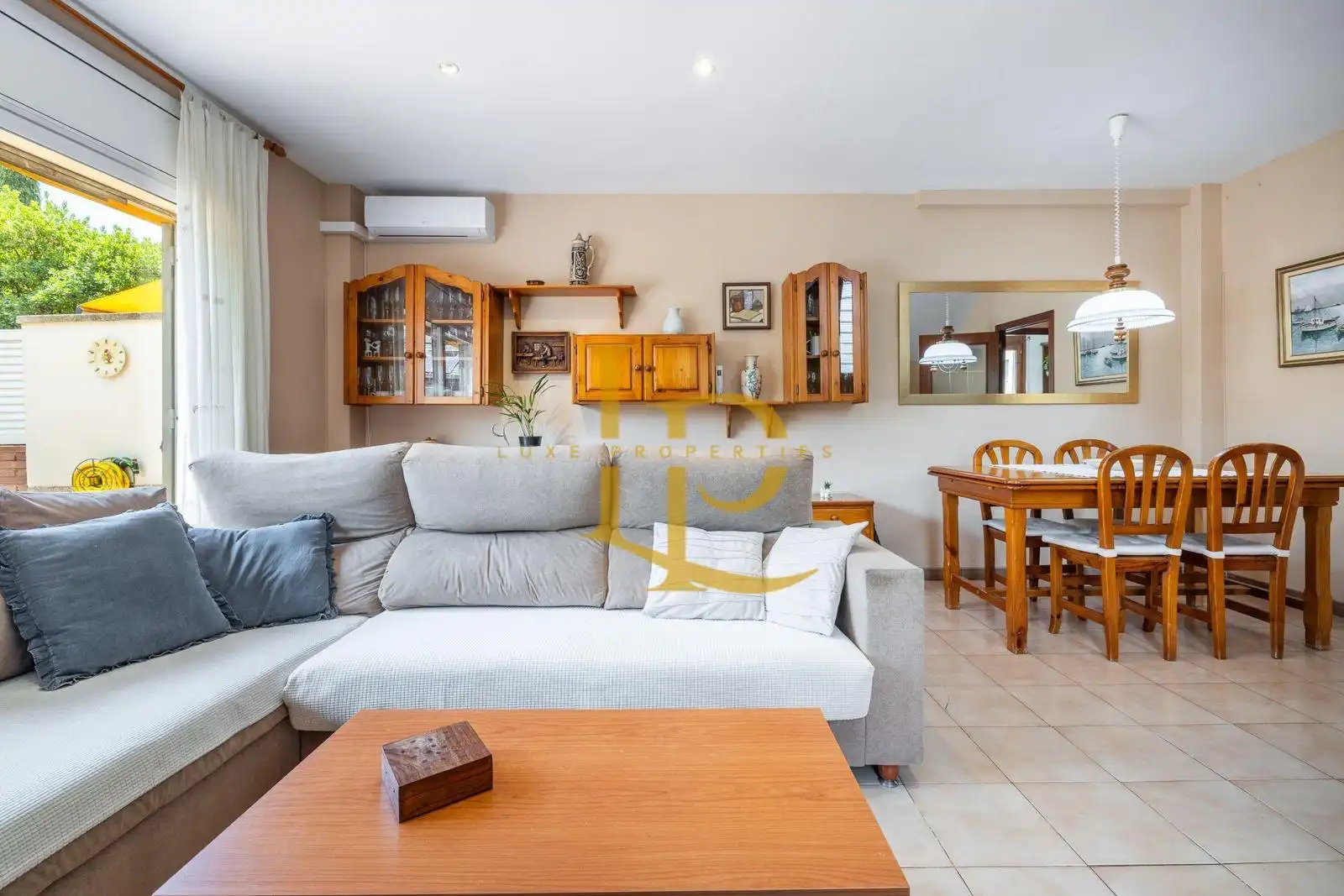 Sala de estar de Casa adosada en venta en Sant Cugat del Vallès con Aire acondicionado, Calefacción y Jardín privado