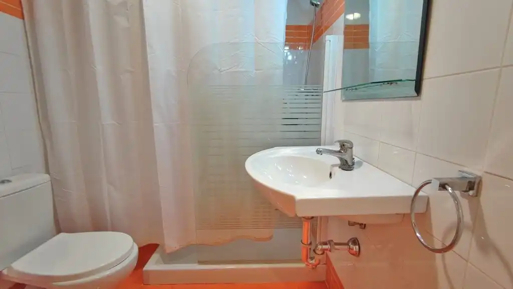 Bathroom of Flat for rent in Granada  with Air Conditioner, Heating and Furnished