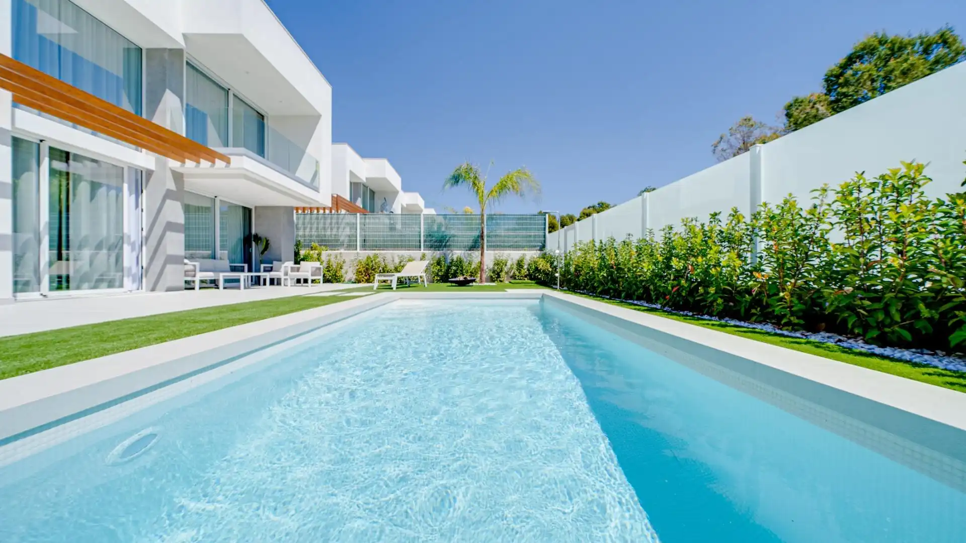 Chalet con piscina en alquiler en Golf Bahía, imagen 2