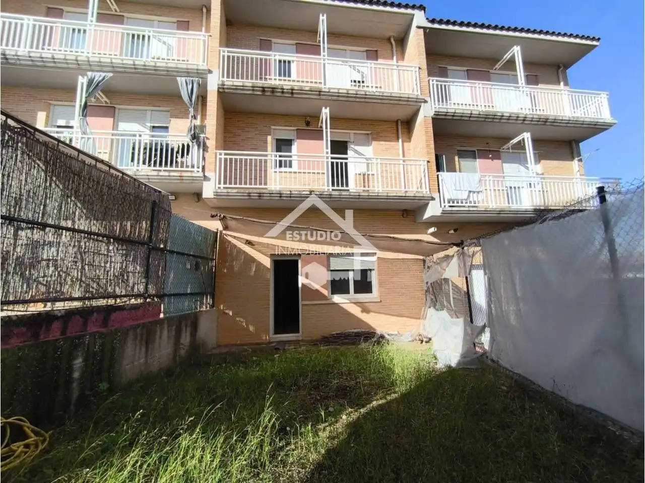 Vista exterior de Casa adosada en venta en Mendavia con Calefacción, Jardín privado y Parquet