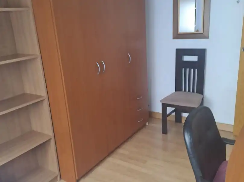 Dormitori de Pis per a compartir en Granada amb Aire condicionat, Calefacció i Parquet