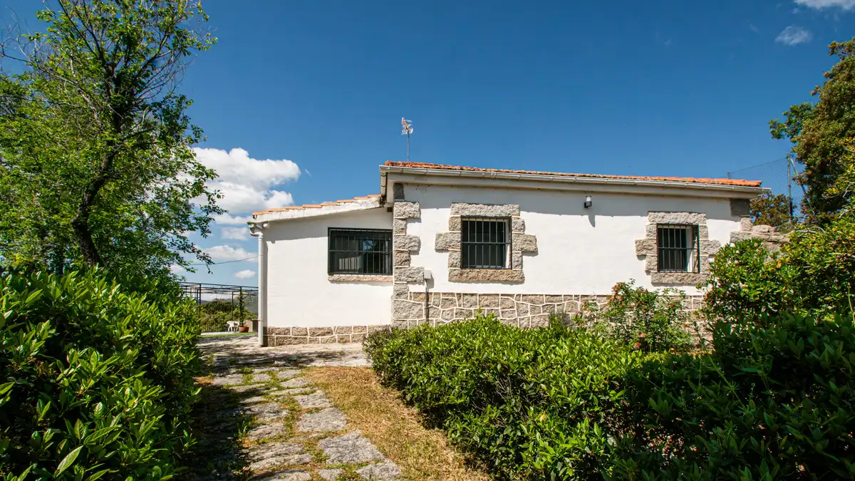 Vista exterior de Casa o xalet en venda en Fresnedillas de la Oliva amb Aire condicionat, Calefacció i Jardí privat