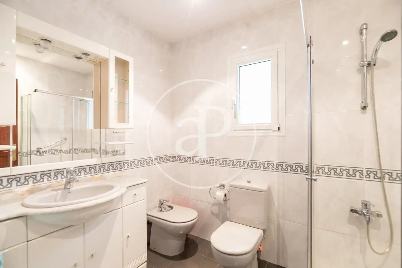 Baño de Ático en venta en L'Hospitalet de Llobregat con Calefacción, Terraza y Trastero
