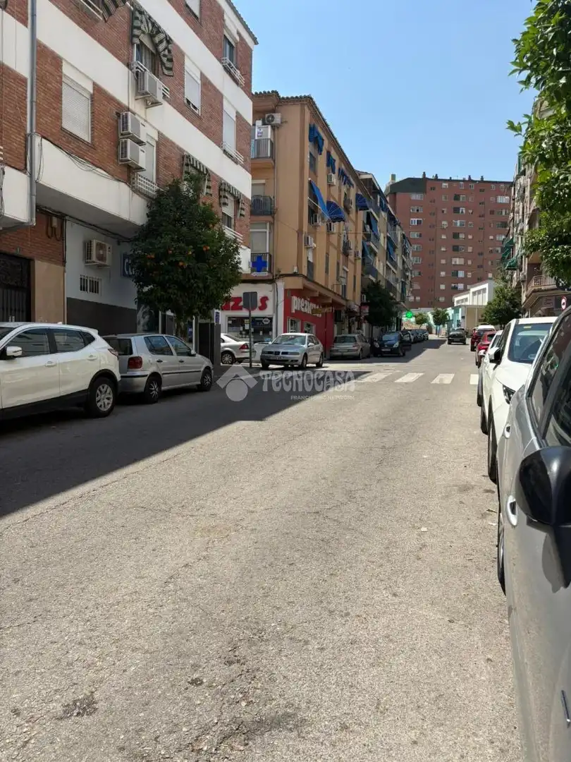 Vista exterior de Pis en venda en Jaén amb Balcó