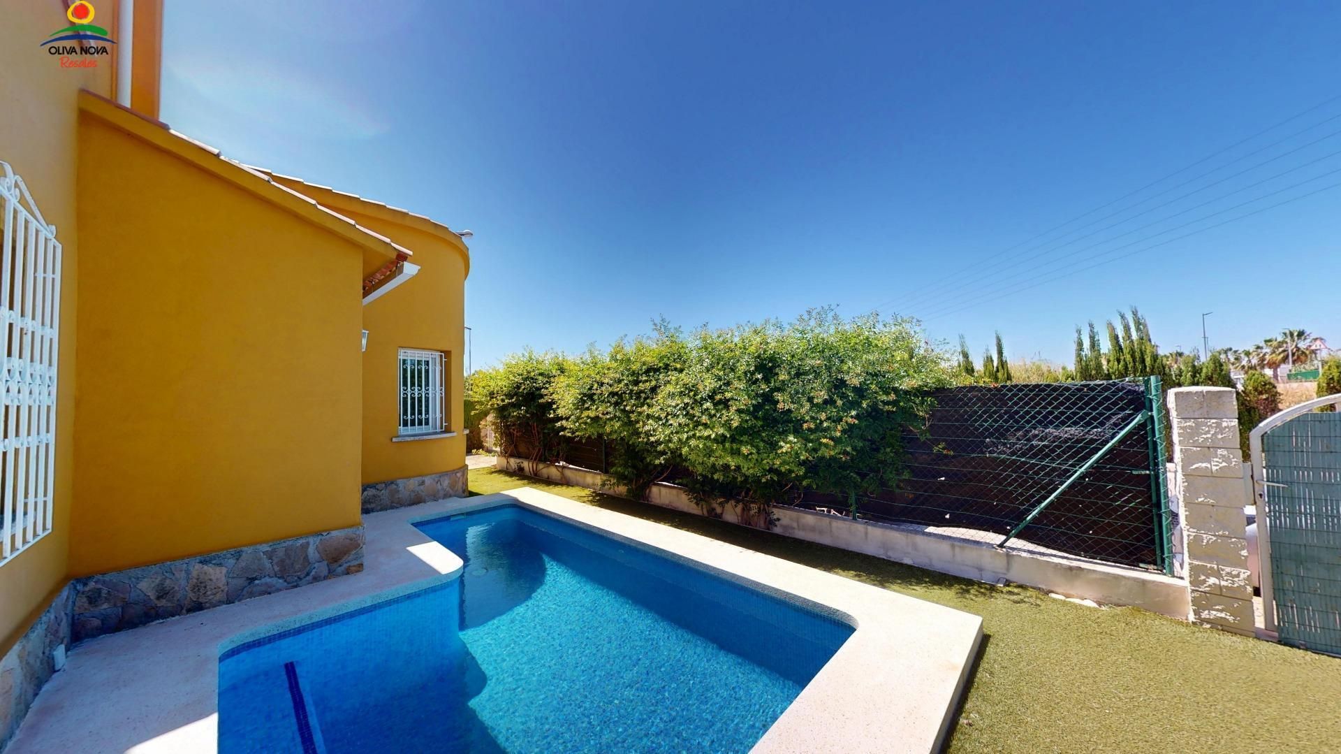 Piscina de Casa o xalet en venda en Oliva amb Aire condicionat, Jardí privat i Terrassa