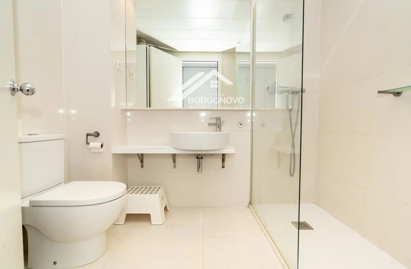 Badezimmer von Wohnung zum Verkauf in Barcelona mit Klimaanlage und Heizung