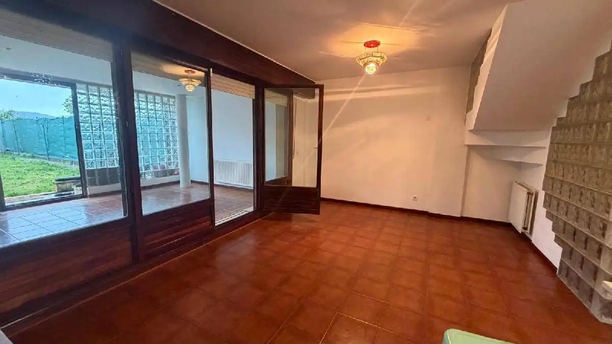 Sala d'estar de Casa o xalet en venda en Castro-Urdiales amb Calefacció, Jardí privat i Terrassa