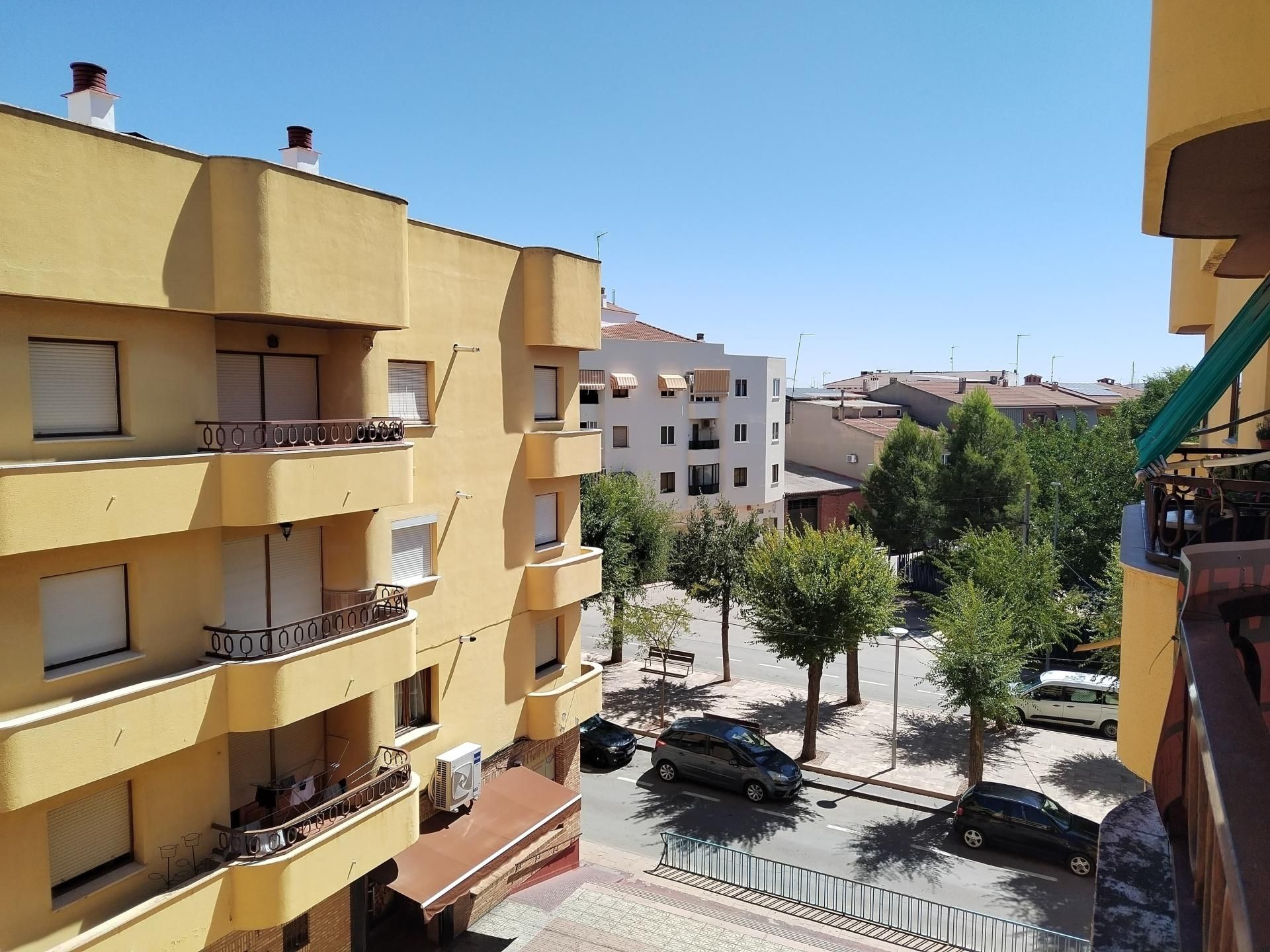 Vista exterior de Pis en venda en Las Pedroñeras    amb Calefacció i Balcó