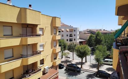 Vista exterior de Pis en venda en Las Pedroñeras    amb Calefacció