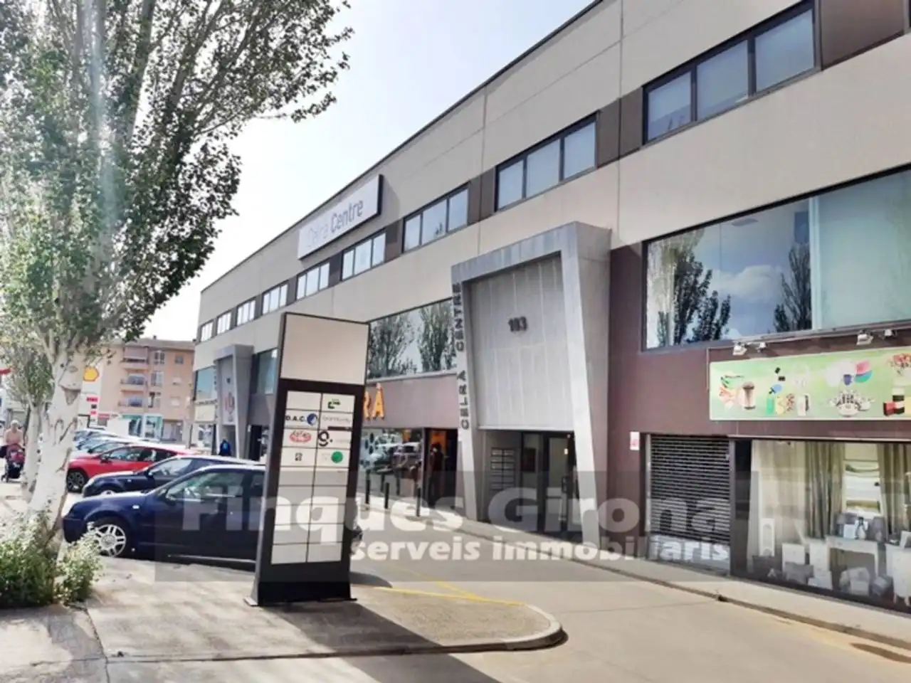 Vista exterior de Oficina en venda en Celrà amb Aire condicionat