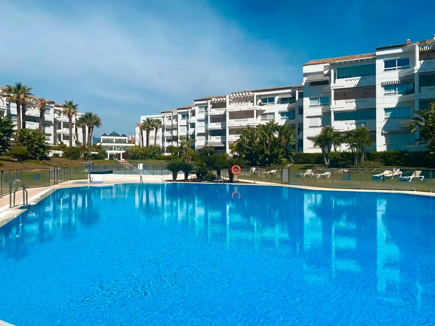 Piscina de Apartamento en venta en Marbella con Aire acondicionado, Amueblado y Horno