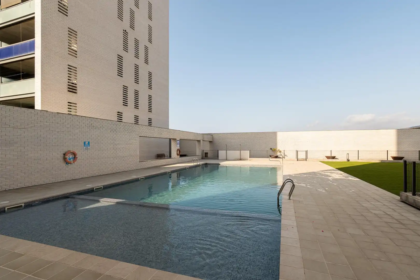 Piscina de Piso en venta en Viladecans con Aire acondicionado, Calefacción y Jardín privado