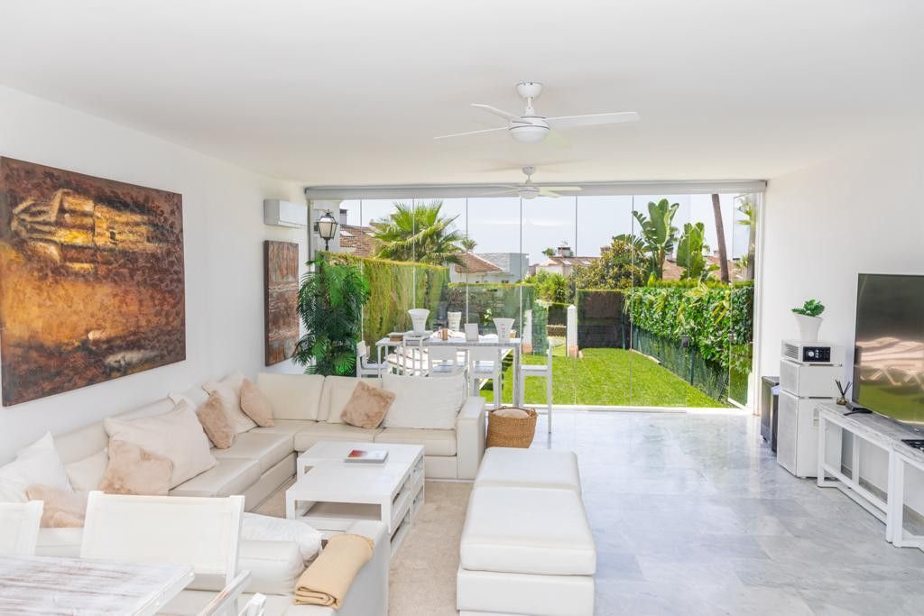Sala d'estar de Casa adosada de lloguer en Estepona amb Aire condicionat, Calefacció i Jardí privat