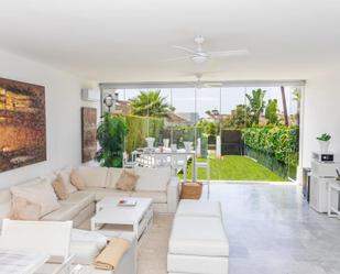 Sala d'estar de Casa adosada de lloguer en Estepona amb Aire condicionat, Calefacció i Jardí privat