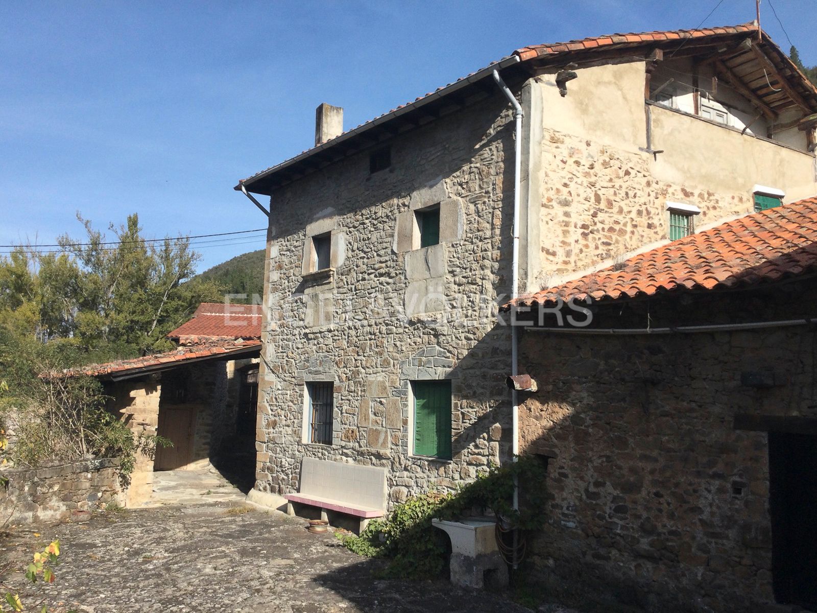 Vista exterior de Casa o xalet en venda en Cabezón de Liébana amb Calefacció, Jardí privat i Terrassa