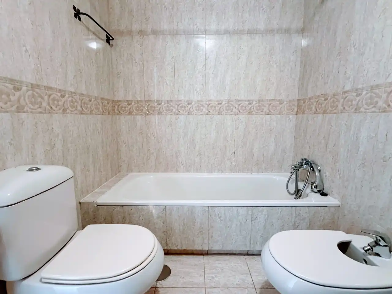 Baño de Piso en venta en Madrid con Calefacción, Terraza y Trastero