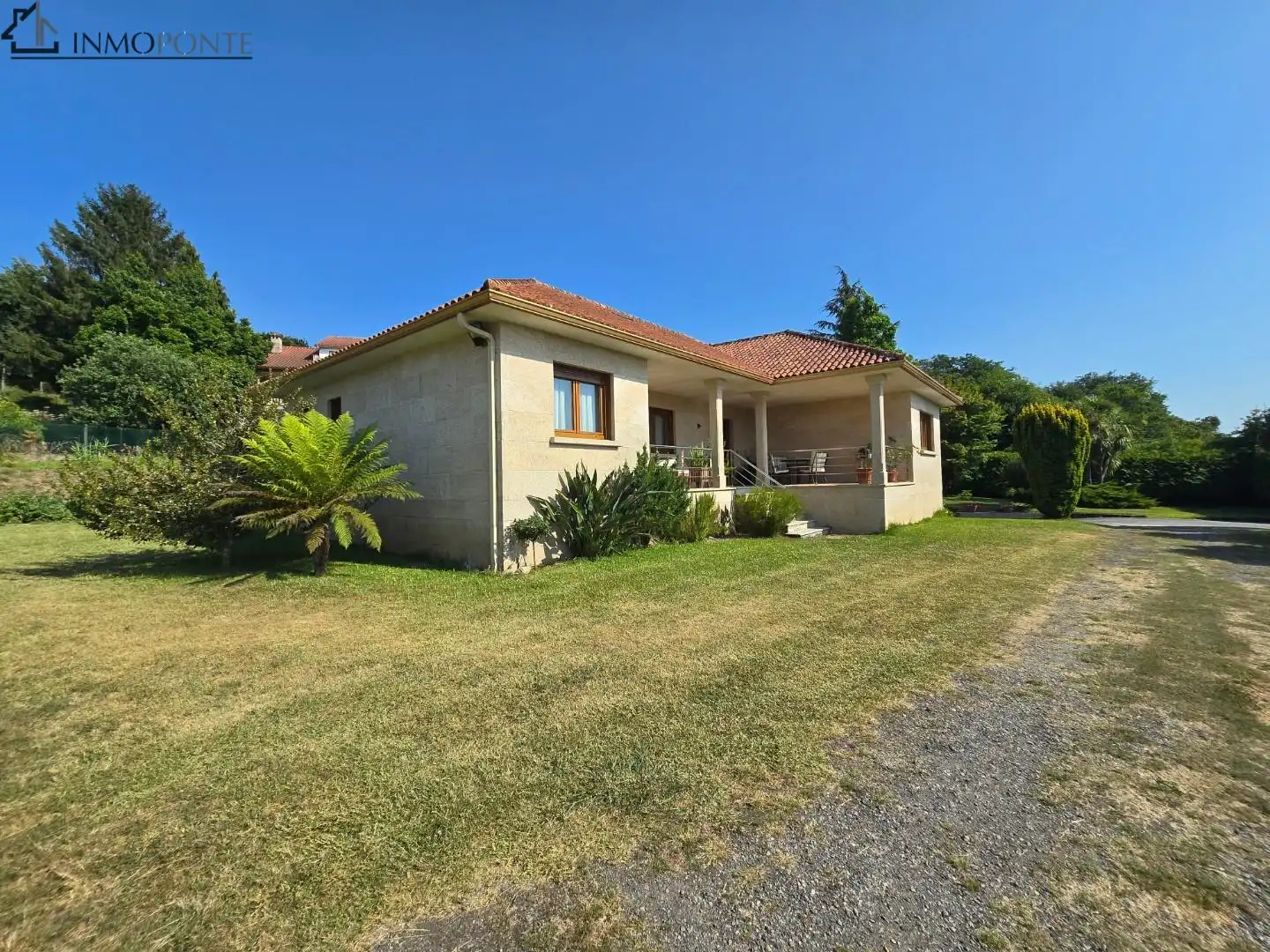 Vista exterior de Casa o xalet en venda en Pontevedra Capital  amb Calefacció, Jardí privat i Terrassa