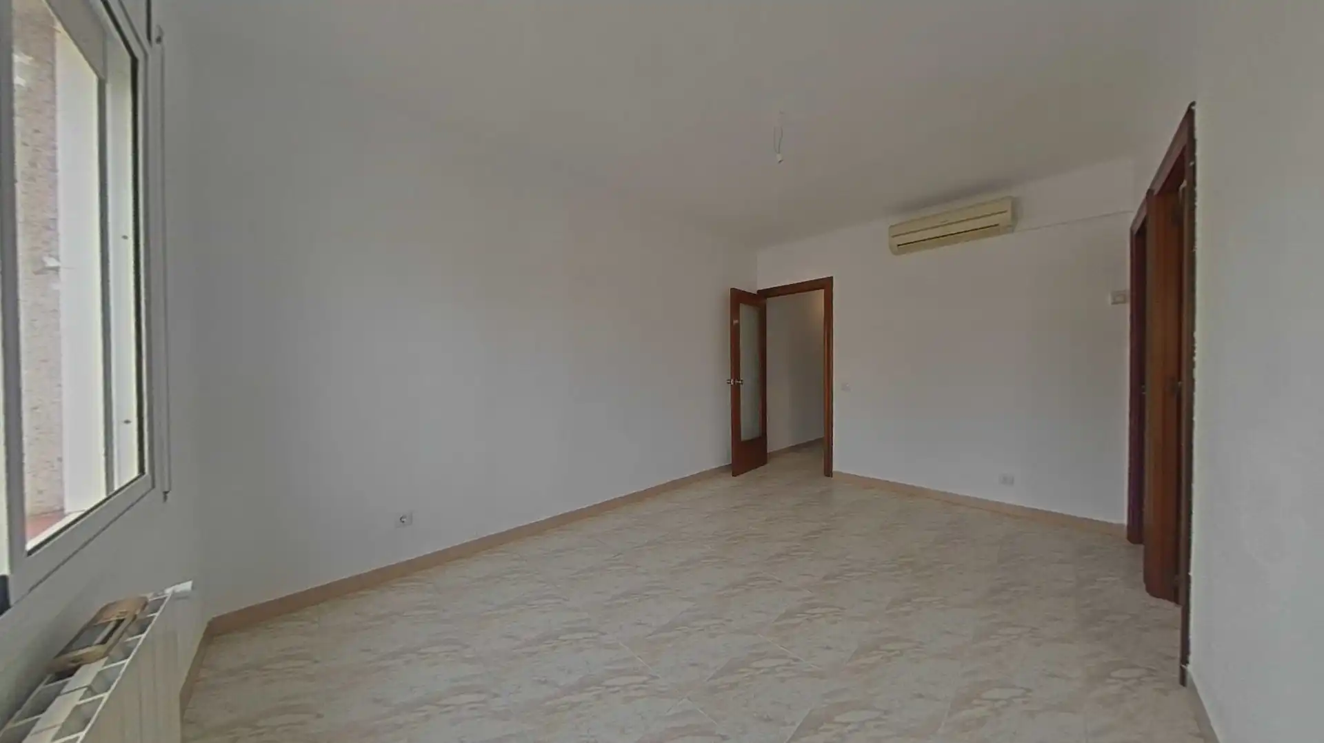 Sala de estar de Piso en venta en L'Hospitalet de Llobregat con Calefacción