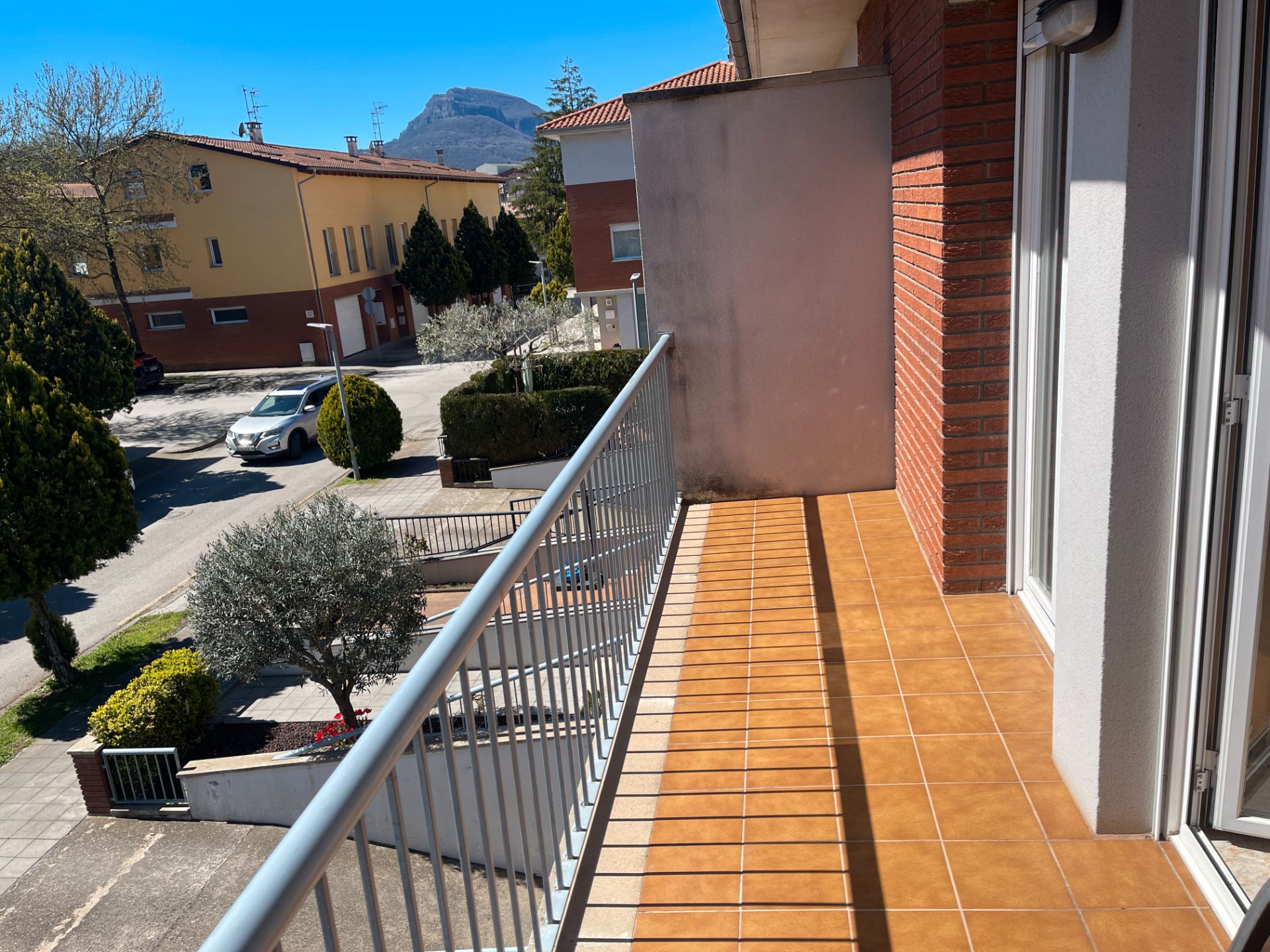 Vista exterior de Casa adosada en venda en Olot amb Calefacció, Terrassa i Balcó