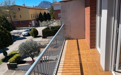 Vista exterior de Casa adosada en venda en Olot amb Calefacció, Terrassa i Balcó