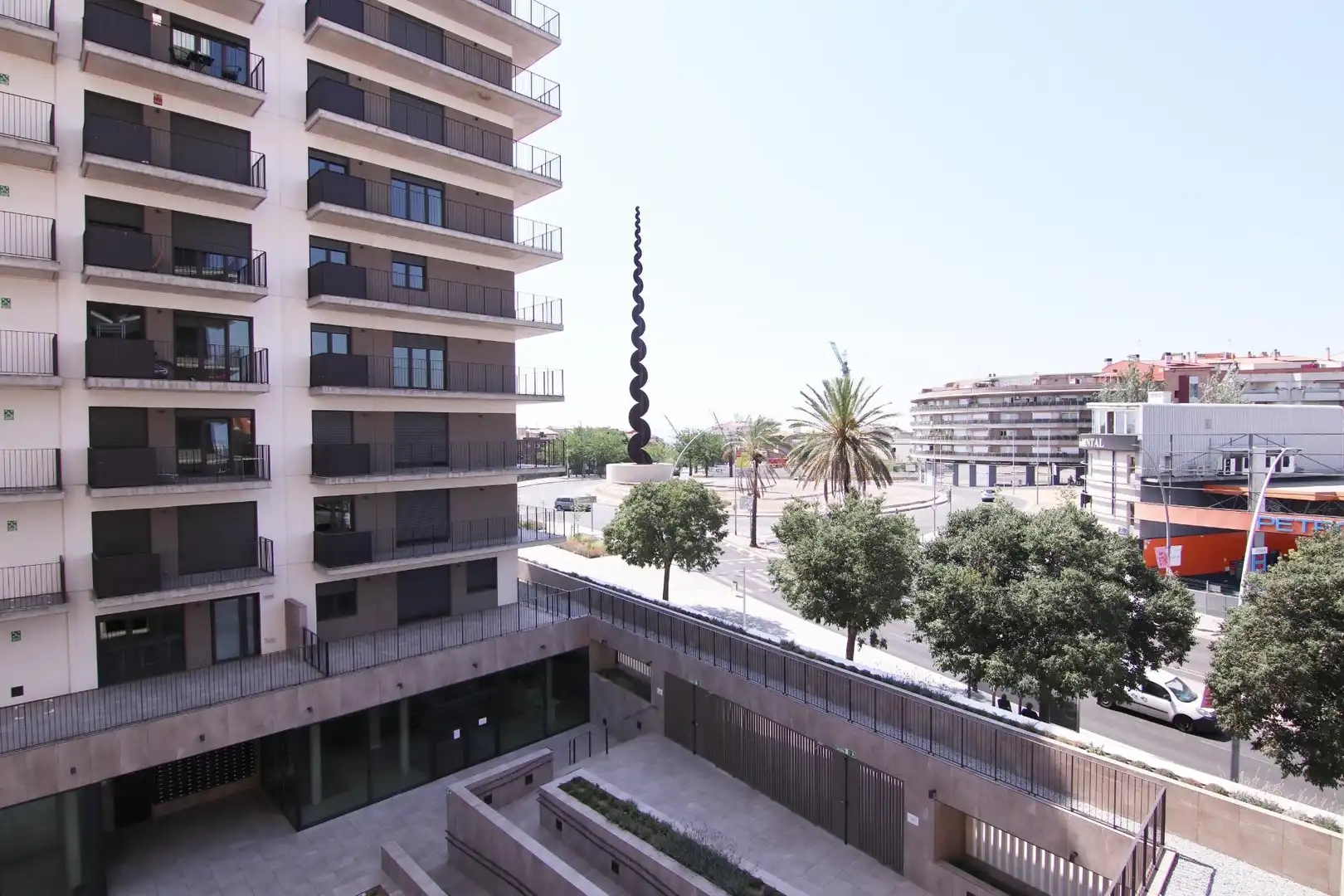 Vista exterior de Pis de lloguer en Terrassa amb Aire condicionat, Calefacció i Jardí privat