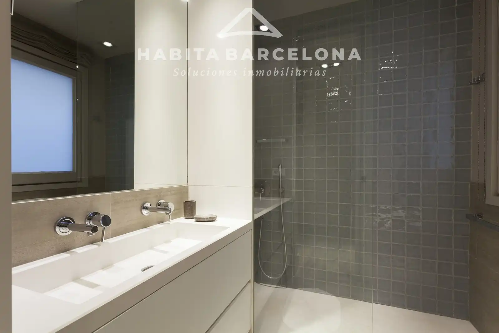 Bathroom of Flat for rent in Barcelona  with Air Conditioner, Heating and Parquet flooring