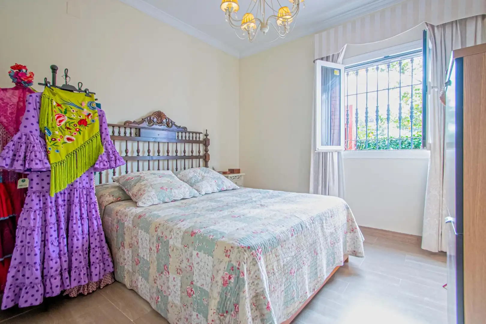 Dormitori de Casa o xalet en venda en Tomares amb Jardí privat, Terrassa i Piscina