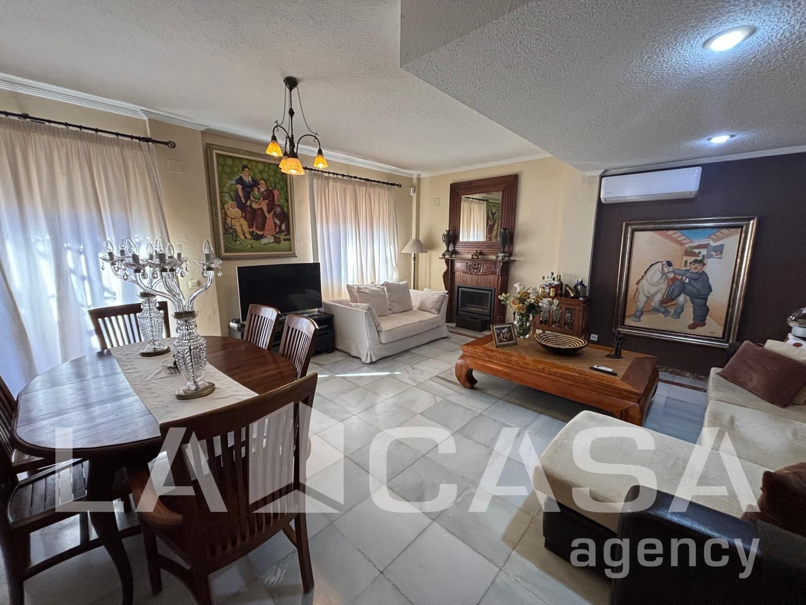 Sala de estar de Casa adosada en venta en Montequinto con Aire acondicionado, Calefacción y Piscina