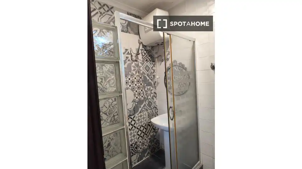 Baño de Piso de alquiler en Valencia con Aire acondicionado, Calefacción y Amueblado