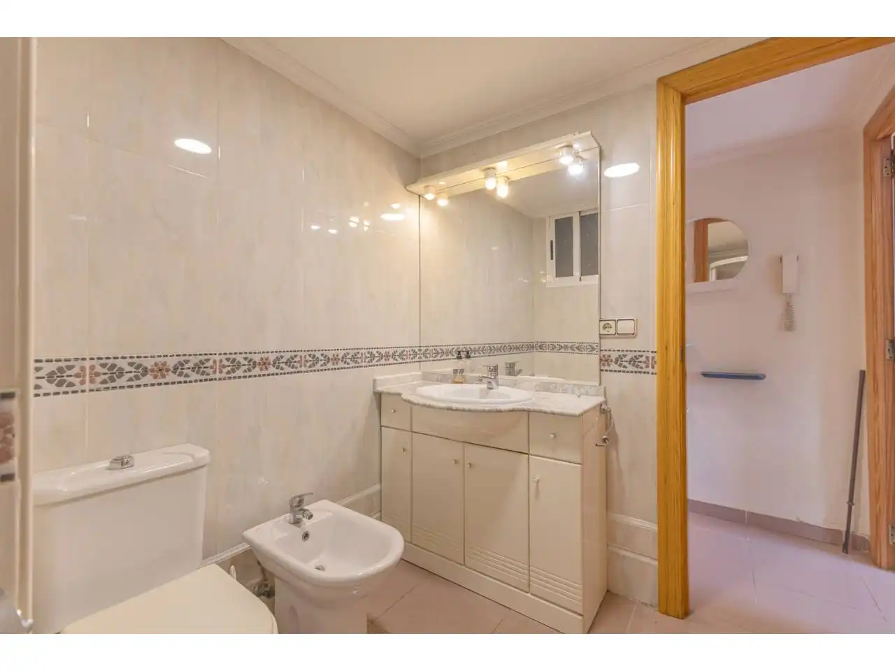 Bathroom of Flat for sale in Valencia  with Air Conditioner and Balcony