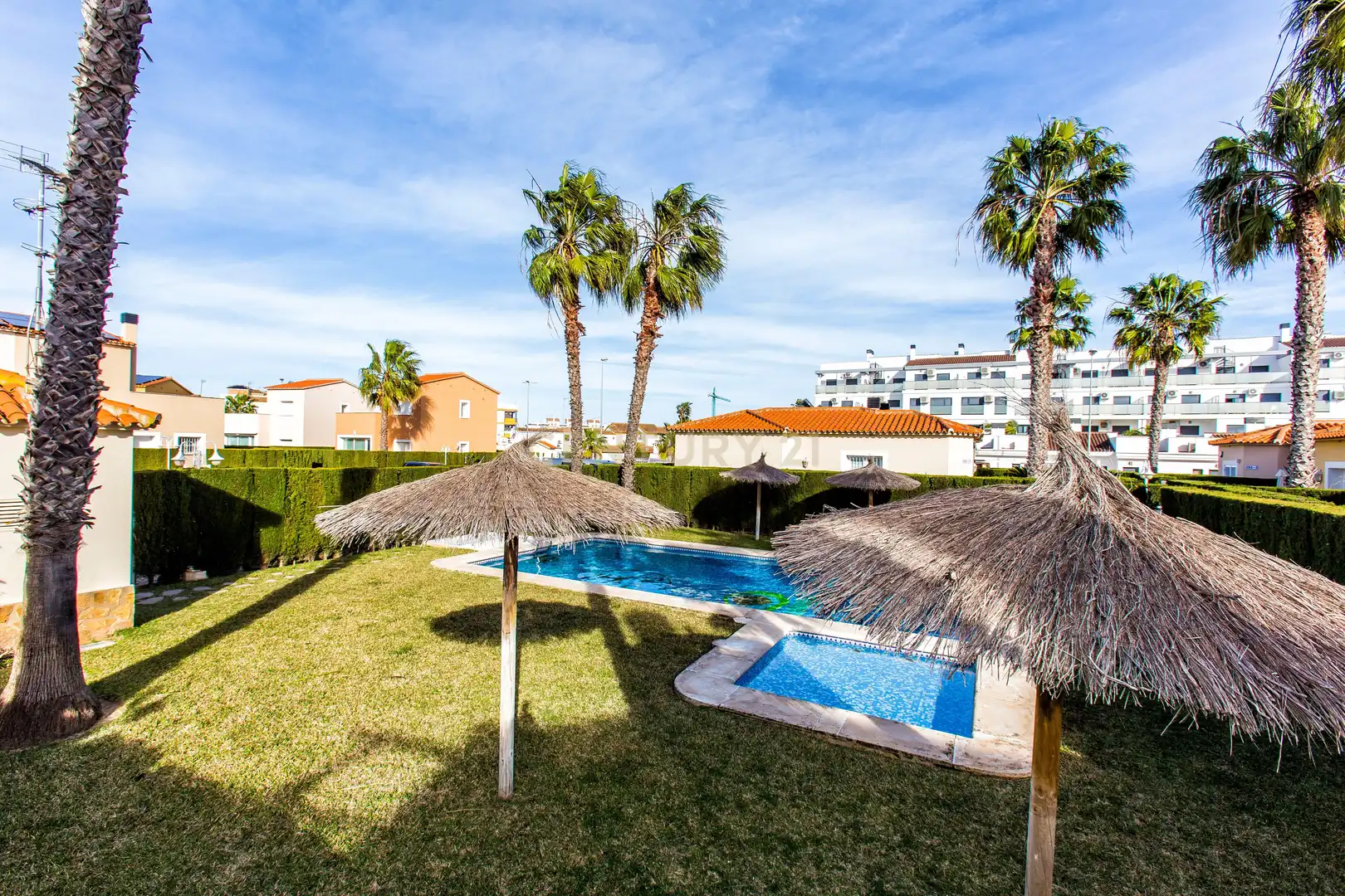 Garten von Einfamilien-Reihenhaus zum Verkauf in Oliva mit Klimaanlage, Privatgarten und Ofen