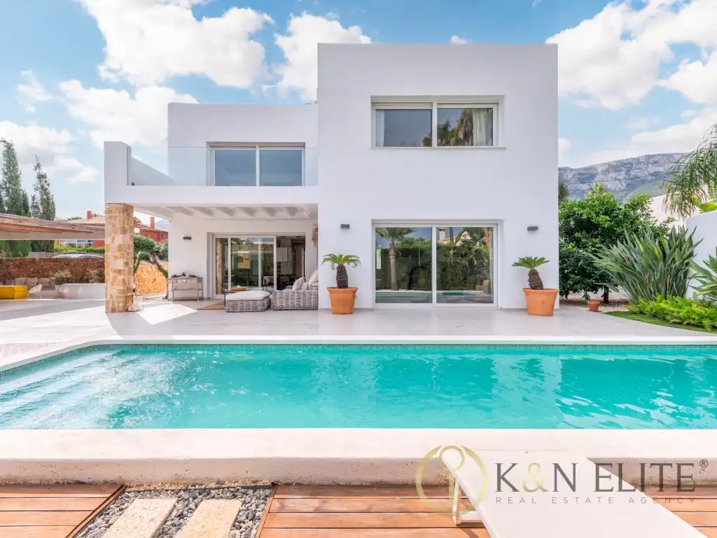 Vista exterior de Casa o xalet de lloguer en Dénia amb Aire condicionat, Jardí privat i Terrassa