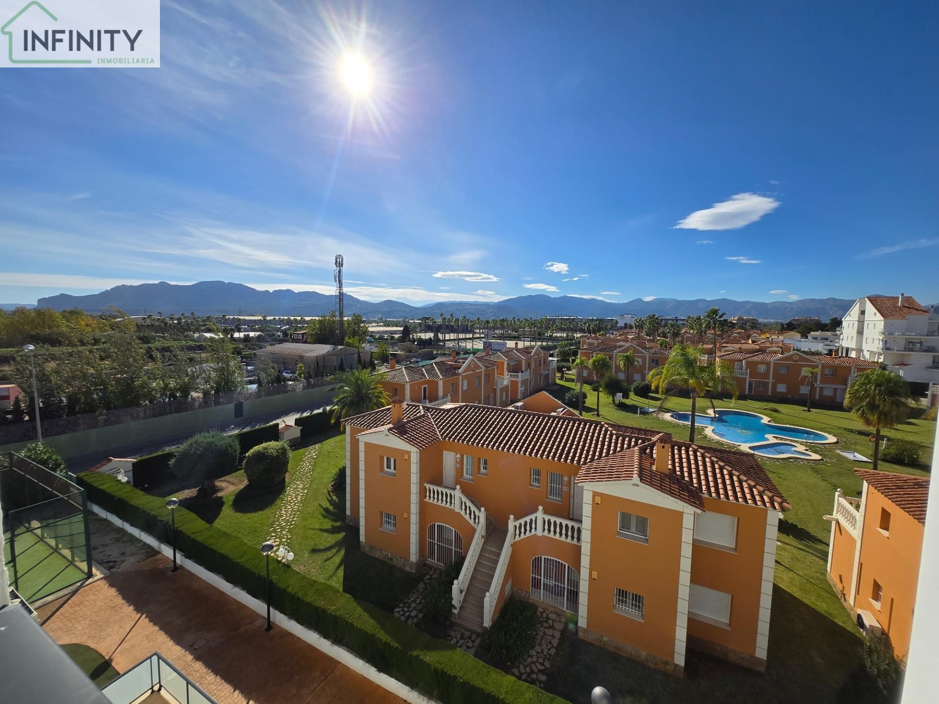 Vista exterior de Àtic en venda en Oliva amb Aire condicionat, Calefacció i Jardí privat
