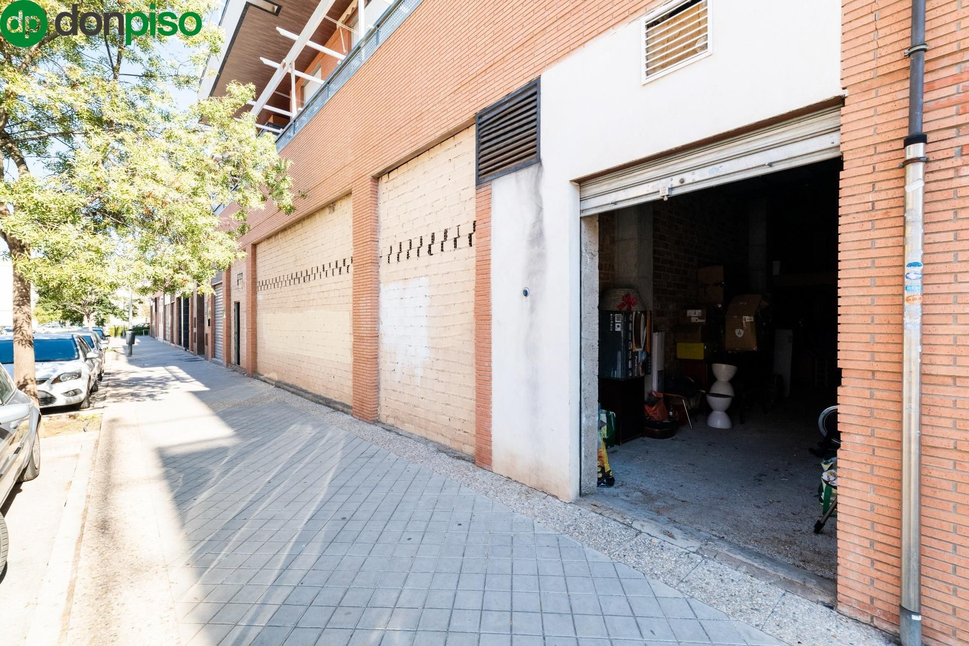 Vista exterior de Local en venta en  Granada Capital