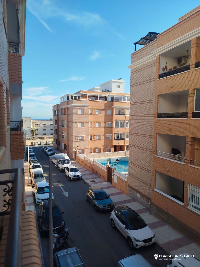 Vista exterior de Apartament de lloguer en Roquetas de Mar amb Aire condicionat, Calefacció i Jardí privat