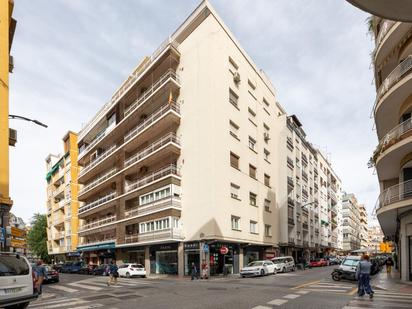 Vista exterior de Pis en venda en  Granada Capital amb Calefacció, Parquet i Terrassa