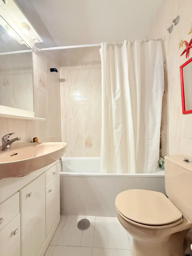 Baño de Casa adosada en venta en San Sebastián de los Reyes con Aire acondicionado, Calefacción y Jardín privado