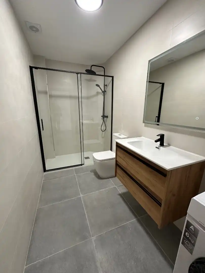 Baño de Piso de alquiler en Ourense Capital  con Parquet, Trastero y Horno