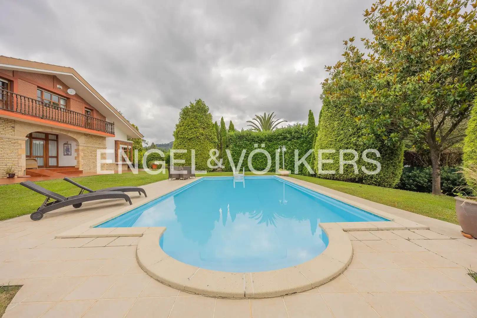 Piscina de Casa o chalet en venta en Loiu con Calefacción, Jardín privado y Trastero