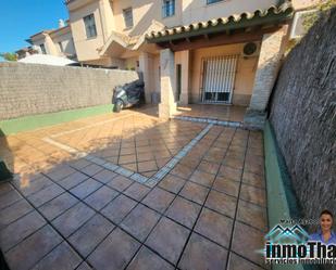 Vista exterior de Casa adosada en venda en Jerez de la Frontera amb Parquet, Terrassa i Balcó