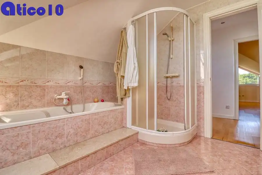 Baño de Casa o chalet en venta en Gijón  con Calefacción, Jardín privado y Parquet